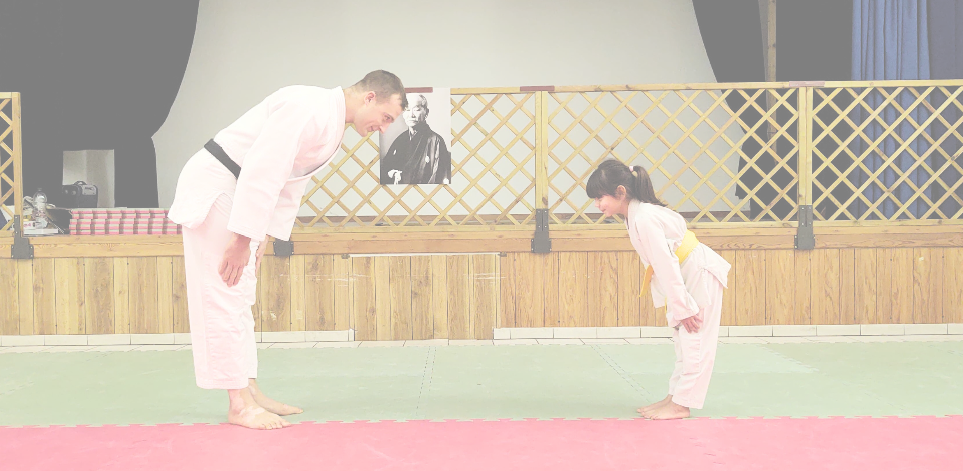 Judoka maestro e allieva che fanno il saluto