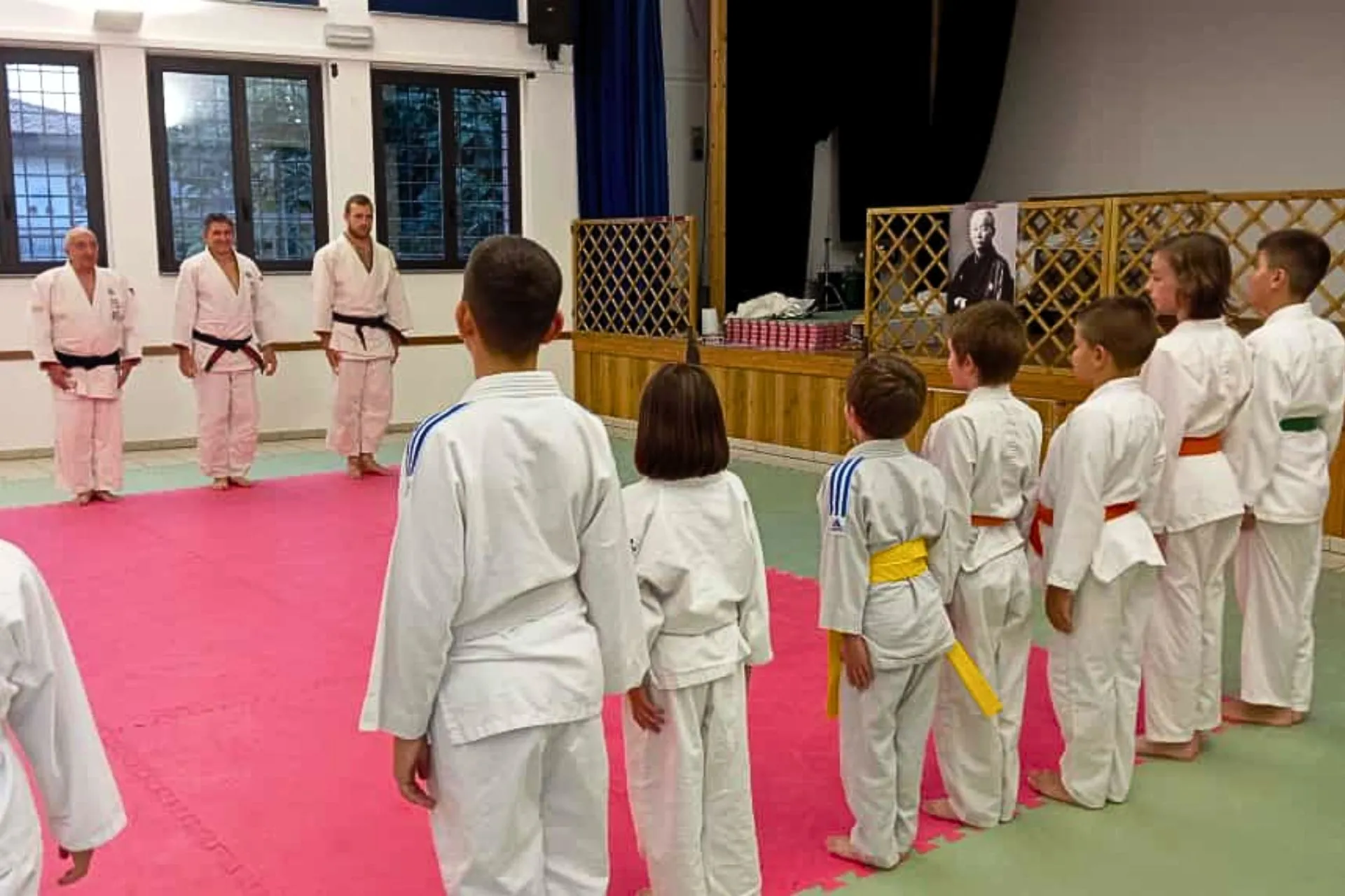Bambini in fila per fare il saluto nella palestra Musokan Dojo