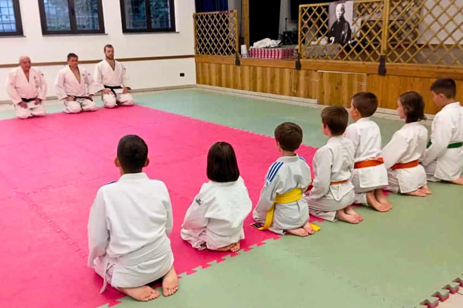 Bambini in fila per fare il saluto nella palestra Musokan Dojo